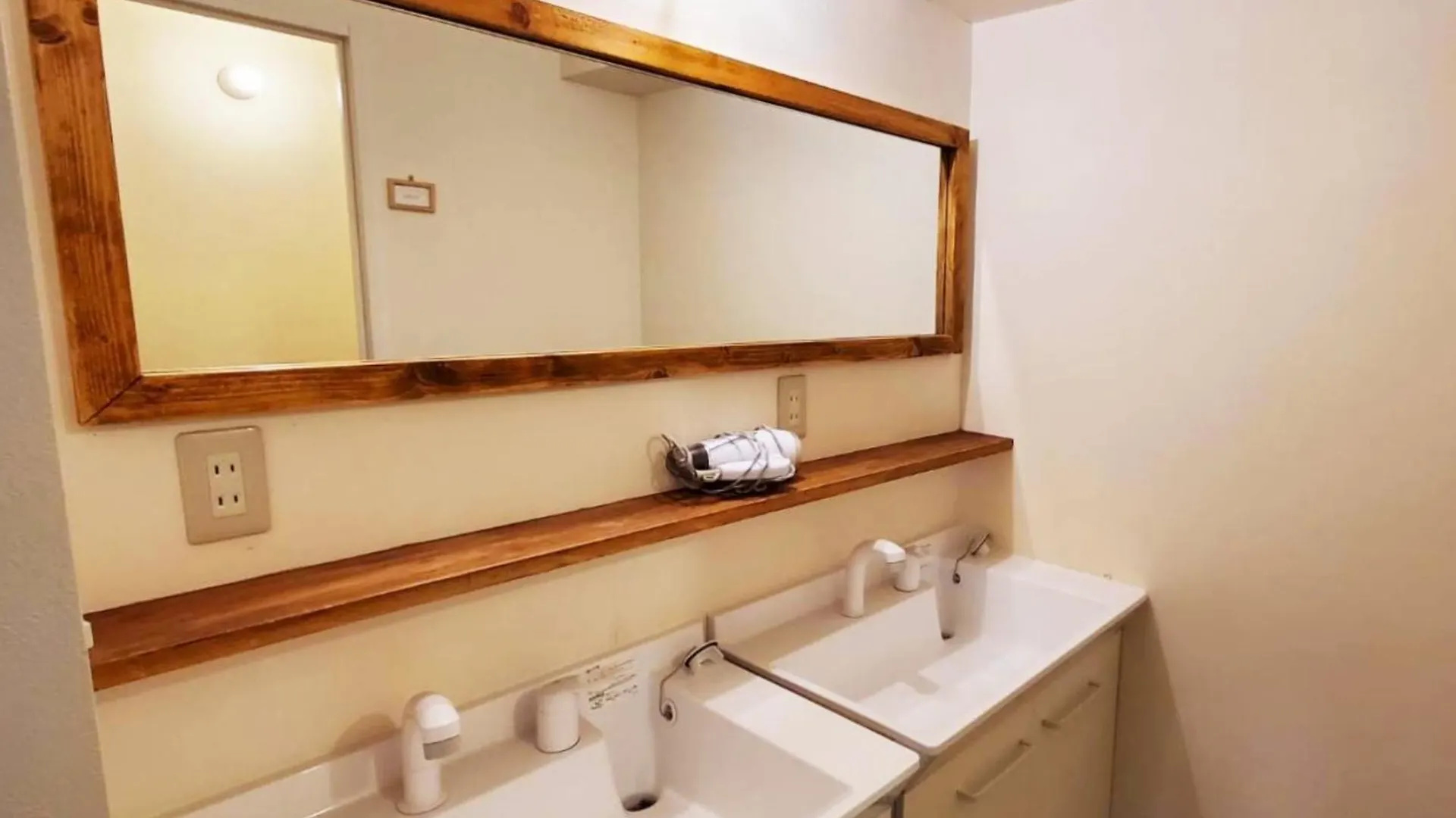 Hostel ゲストハウス Ezo Run Sapporo 札幌中心部でシンプルな滞在ができるホステル Japan